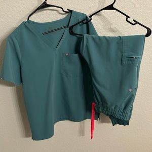 Figs Women’s Scrub Set